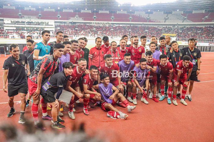 Joko Widodo (Presiden Republik Indonesia), Zainudin Amali (Menteri Pemuda dan Olahraga Republik Indonesia), hingga Mochamad Iriawan (Ketua Umum PSSI) sedang berfoto bersama dengan timnas Indonesia seusai laga pekan pertama Grup A Piala AFF 2022 di Stadion Gelora Bung Karno, Senayan, Jakarta, 23 Dese