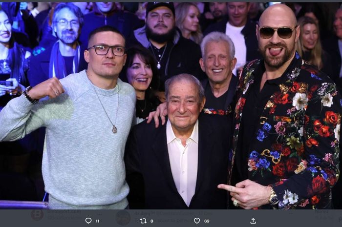 Promotor kondang, Bob Arum berpose di tengah Oleksandr Usyk (kiri) dan Tyson Fury (kanan)