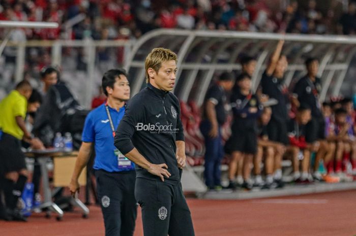 Manajer timnas Kamboja, Keisuke Honda, tampak sedang memantau para pemainnya dalam laga pekan pertama Grup A Piala AFF 2022 di Stadion Gelora Bung Karno, Senayan, Jakarta, 23 Desember 2022.