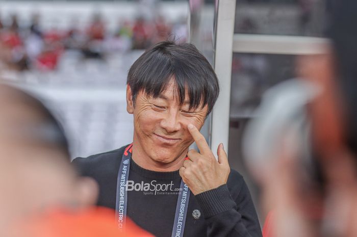 Pelatih timnas Indonesia, Shin Tae-yong, tampak sempat tersenyum saat menemani timnya bertanding dalam laga pekan pertama Grup A Piala AFF 2022 di Stadion Gelora Bung Karno, Senayan, Jakarta, 23 Desember 2022.