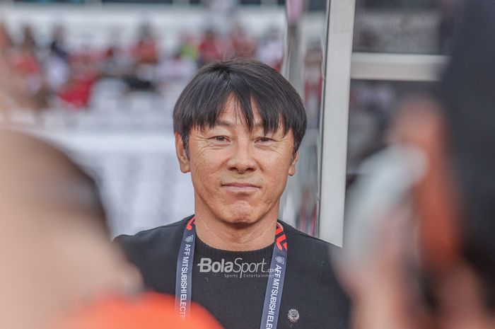 Pelatih timnas Indonesia, Shin Tae-yong, tampak sempat tersenyum saat menemani timnya bertanding dalam laga pekan pertama Grup A Piala AFF 2022 di Stadion Gelora Bung Karno, Senayan, Jakarta, 23 Desember 2022.