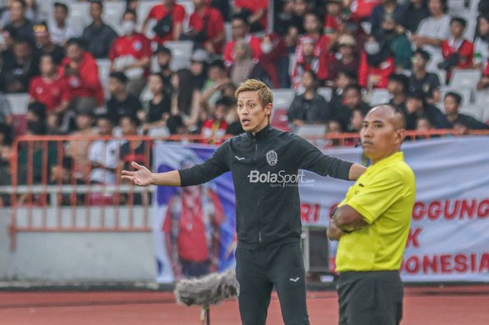 Manajer timnas Kamboja, Keisuke Honda (kiri), tampak sedang memberikan intruksi kepada para pemainnya dalam laga pekan pertama Grup A Piala AFF 2022 di Stadion Gelora Bung Karno, Senayan, Jakarta, 23 Desember 2022.