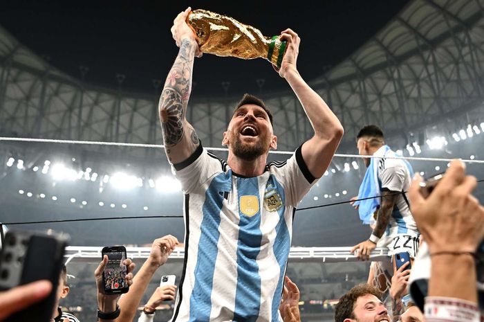 Lionel Messi angkat piala Piala Dunia 2022 Qatar usai menumbangkan Prancis