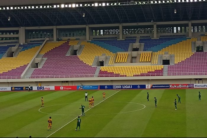 Suasana pertandingan antara Dewa United versus Persebaya Surabaya, di Stadion Manahan, Surakarta, pada Sabtu (24/12/2022)