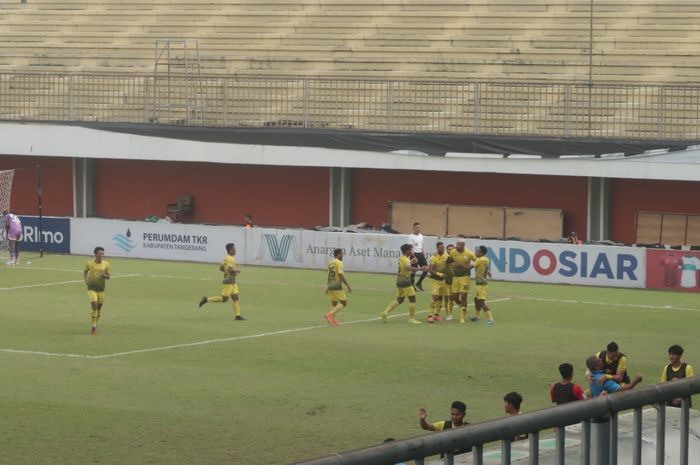 Selebrasi gol kedua Barito Putera ke gawang Persita Tangerang yang dicetak Renan Da Silva Alves pada lanjutan Liga 1 2022/2023 pekan ke-17 di Stadion Maguwoharjo, Sleman, Sabtu (24/12/2022)
