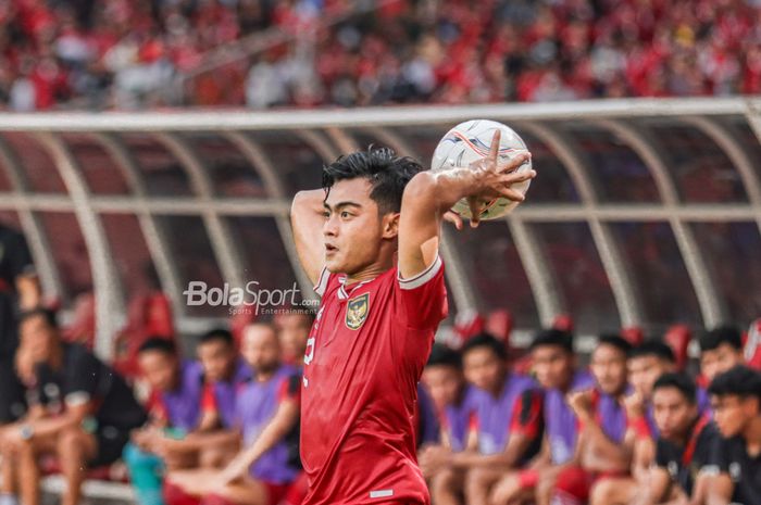 Bek sayap kiri timnas Indonesia, Pratama Arhan, sedang bersiap melakukan lemparan ke dalam ketika bertanding pada laga Piala AFF 2022 di Stadion Gelora Bung Karno, Senayan, Jakarta, 23 Desember 2022.