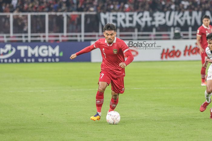 Pemain sayap kiri timnas Indonesia, Saddil Ramdani, sedang menguasai bola saat bertanding dalam laga Piala AFF 2022 di Stadion Gelora Bung Karno, Senayan, Jakarta, 23 Desember 2022.