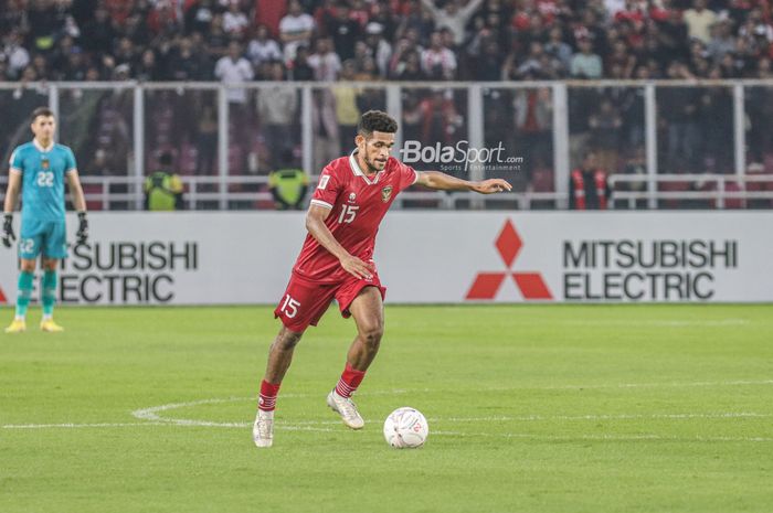 Gelandang timnas Indonesia, Ricky Kambuaya, sedang menguasai bola dalam laga Piala AFF 2022 di Stadion Gelora Bung Karno, Senayan, Jakarta, 23 Desember 2022.
