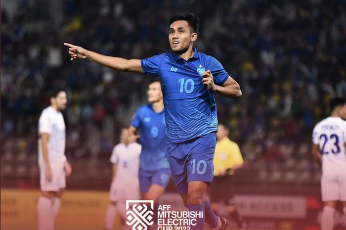 Striker Timnas Thailand Teerasil Dangda selebrasi seusai mencetak gol ke gawang Filipina dalam Piala AFF 2023.