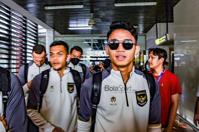 Marselino Ferdinan (kanan) bersama rombongan timnas Indonesia tiba di Bandara Soekarno Hatta, Tangerang, Banten, 27 Desember 2022.