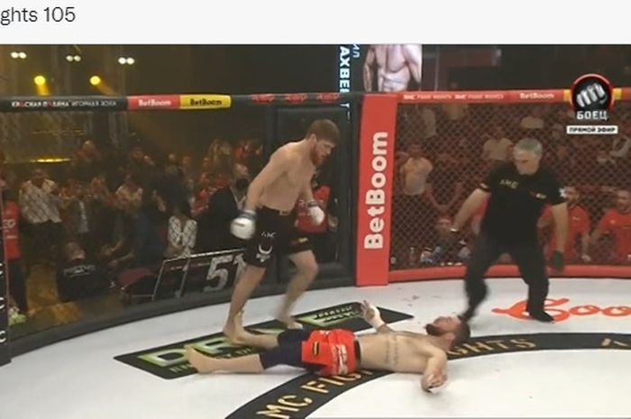Momen jagoan MMA, Sharaputdin Magomedov meng-KO lawannya, Mikhail Allakhverdian pada AMC Fight Night 105.