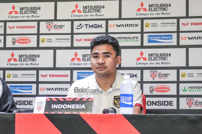 Bek sayap kanan timnas Indonesia, Asnawi Mangkualam Bahar, saat menghadiri sesi jumpa pers jelang laga ketiga Grup A Piala AFF 2022 di Stadion Gelora Bung Karno, Senayan, Jakarta, 28 Desember 2022.