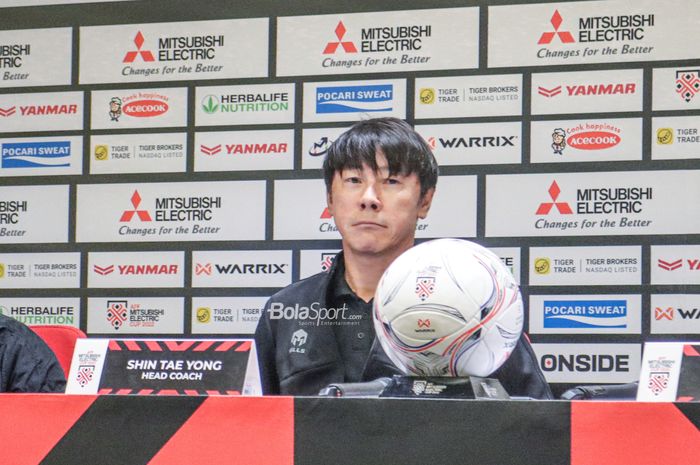 Pelatih timnas Indonesia, Shin Tae-yong, saat menghadiri sesi jumpa pers jelang laga ketiga Grup A Piala AFF 2022 di Stadion Gelora Bung Karno, Senayan, Jakarta, 28 Desember 2022.