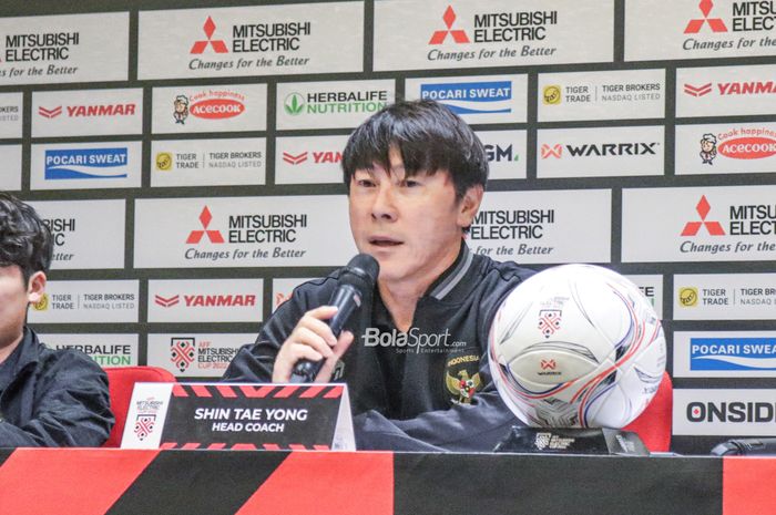 Pelatih timnas Indonesia, Shin Tae-yong, sedang memberikan keterangan kepada awak media dalam sesi jumpa pers jelang laga kedua Piala AFF 2022 di Stadion Gelora Bung Karno, Senayan, Jakarta, 28 Desember 2022.