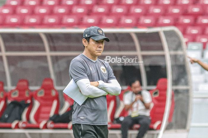 Pelatih timnas Indonesia, Shin Tae-yong, tampak sedang memantau para pemainnya berlatih di Stadion Gelora Bung Karno, Senayan, Jakarta, 28 Desember 2022.