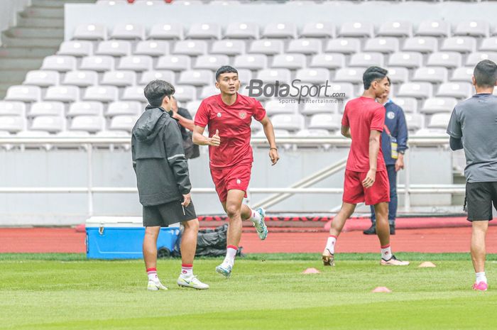Striker timnas Indonesia, Dendy Sulistyawan, sedang berlari saat mengikuti sesi latihan sedang mengikuti sesi latihan bersama timnas Indonesia di Stadion Gelora Bung Karno, Senayan, Jakarta, 28 Desember 2022.