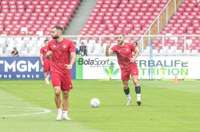 Striker naturalisasi timnas Indonesia, Ilija Spasojevic (kanan), sedang menguasai bola ketika berlatih di Stadion Gelora Bung Karno, Senayan, Jakarta, 28 Desember 2022.