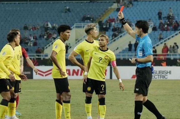 Wasit asal Jepang, Ryuji Sato, memberikan kartu merah kepada pemain Timnas Malaysia Azam Azmi.