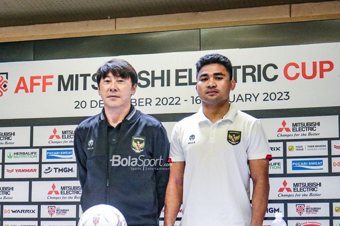 Pelatih timnas Indonesia, Shin Tae-yong (kiri) dan pemainnya bernama Asnawi Mangkualam Bahar (kanan) sedang berfoto bersama seusai menghadiri sesi jumpa pers jelang laga ketiga grup A Piala AFF 2022 di Stadion Gelora Bung Karno, Senayan, Jakarta, 28 Desember 2022.