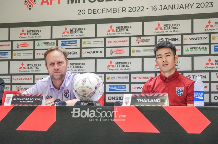 Pelatih timnas Thailand, Alexandre Polking (kiri) dan pemainnya bernama Sarach Yooyen (kanan) saat menghadiri sesi jumpa pers jelang bertanding dalam laga Piala AFF 2022 di Stadion Gelora Bung Karno, Senayan, Jakarta, 28 Desember 2022.