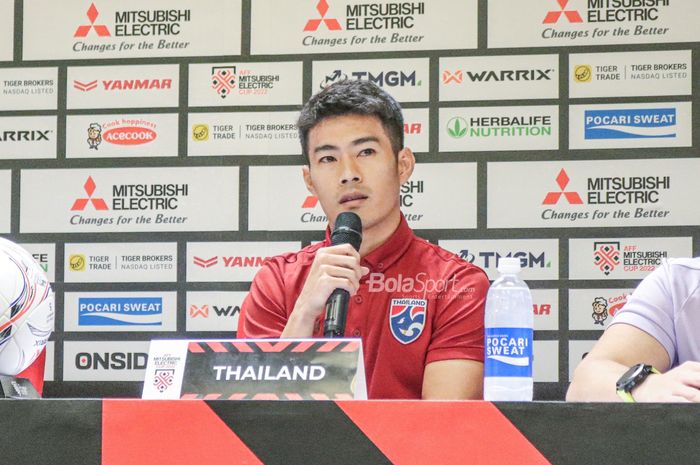 Gelandang bertahan timnas Thailand, Sarach Yooyen, sedang memberikan keterangan kepada awak media dalam sesi jumpa pers jelang bertanding pada laga Piala AFF 2022 di Stadion Gelora Bung Karno, Senayan, Jakarta, 28 Desember 2022.