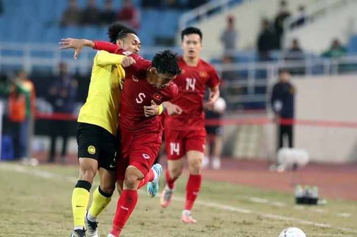 Pemain Timnas Vietnam, Doan Van Hau, saat berduel dengan pemain Timnas Malaysia Azam Azmi di laga Grup B Piala AFF 2022.