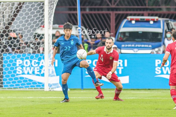 Bek timnas Indonesia, Jordi Amat, mengawal pemain timnas Thailand, Channarong Promsrikaew, dalam laga Grup A Piala AFF 2022, Kamis (29/12/2022) di SUGBK, Senayan.