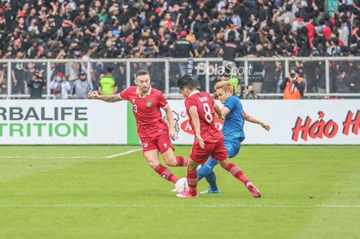 Dua pemain timnas Indonesia, Marc Klok dan Witan Sulaeman, dalam perebutan bola dengan pemain timnas Thailand, Theeraton Bunmathan pada laga Grup A Piala AFF 2022, Kamis (29/12/2022) di SUGBK, Senayan.