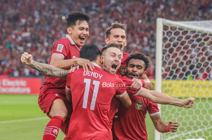 Selebrasi para pemain timnas Indonesia setelah Marc Klok mencetak gol lewat penalti pada laga melawan timnas Thailand di Grup A Piala AFF 2022, Kamis (29/12/2022) di SUGBK, Senayan.