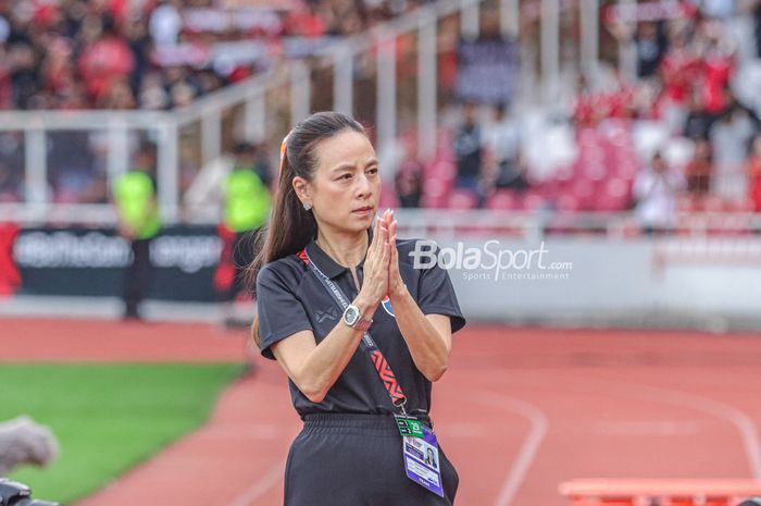 Manajer timnas Thailand, Madam Pang, ketika menemani timnya bertanding pada Piala AFF 2022 di Stadion Utama Gelora Bung Karno, Senayan, Jakarta, 29 Desember 2022.