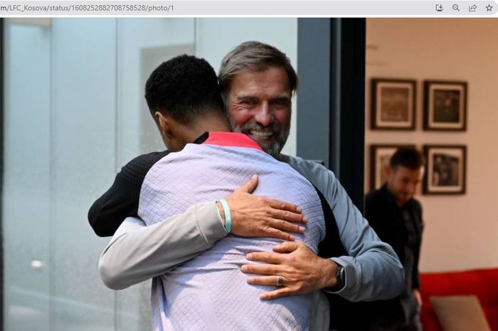 Juergen Klopp menyambut dan memeluk Cody Gakpo sebagai pemain anyar Liverpool.