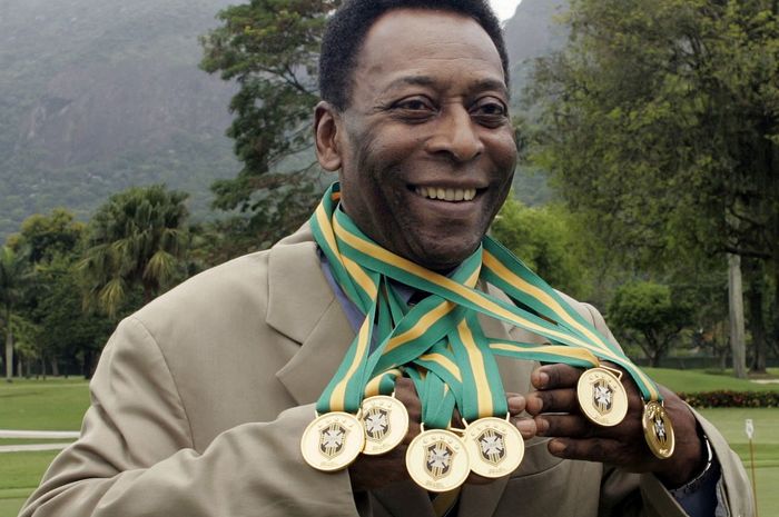 Pele saat berpose dengan medali juara timnas Brasil. Pele meninggal dunia pada Kamis (29/12/2022) di Sao Paulo dalam usia 82 tahun.