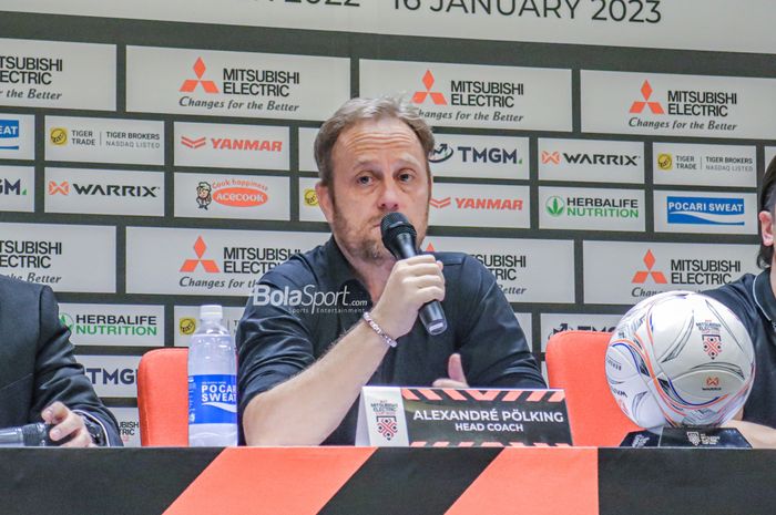 Pelatih timnas Thailand, Alexandre Polking, sedang memberikan keterangan kepada awak media dalam sesi jumpa pers seusai laga Piala AFF 2022 di Stadion Gelora Bung Karno, Senayan, Jakarta, 29 Desember 2022.