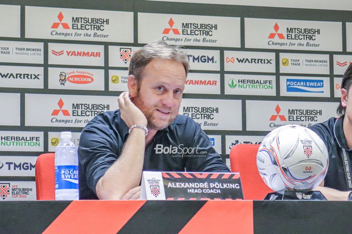 Pelatih timnas Thailand, Alexandre Polking, sempat sumringah saat menghadiri sesi jumpa pers seusai laga Piala AFF 2022 di Stadion Gelora Bung Karno, Senayan, Jakarta, 29 Desember 2022.