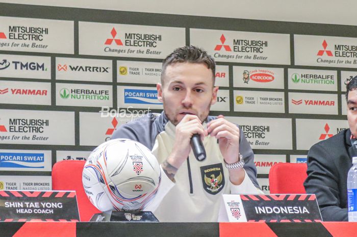 Gelandang naturalisasi timnas Indonesia, Marc Klok, sedang memberikan keterangan kepada awak media dalam sesi jumpa pers seusai laga Piala AFF 2022 di Stadion Gelora Bung Karno, Senayan, Jakarta, 29 Desember 2022.