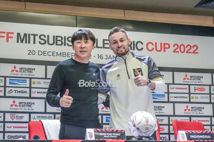 Marc Klok (kanan) enggan berkomentar soal masa depan pelatih Shin Tae-yong (kiri) bersama timnas Indonesia.