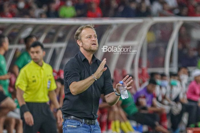 Pelatih timnas Thailand, Alexandre Polking, tampak sedang memberikan intruksi kepada para pemainnya saat berlaga pada Piala AFF 2022 di Stadion Utama Gelora Bung Karno, Senayan, Jakarta, 29 Desember 2022.