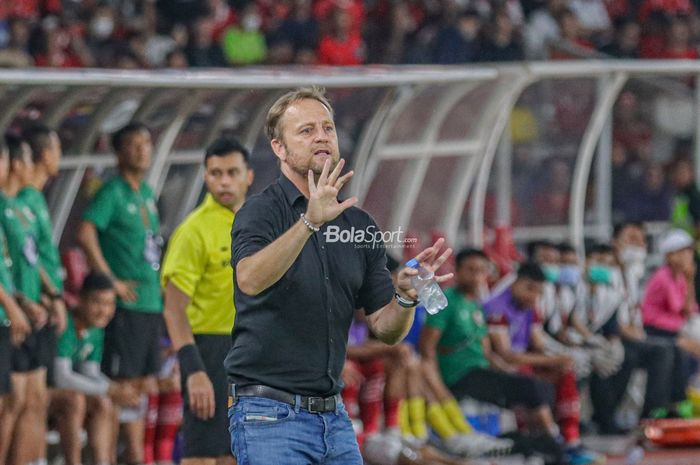 Pelatih timnas Thailand, Alexandre Polking, tampak sedang memberikan intruksi kepada para pemainnya saat berlaga pada Piala AFF 2022 di Stadion Utama Gelora Bung Karno, Senayan, Jakarta, 29 Desember 2022.