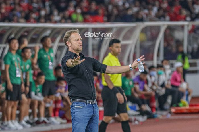 Pelatih timnas Thailand, Alexandre Polking, tampak sedang memberikan intruksi kepada para pemainnya saat berlaga pada Piala AFF 2022 di Stadion Utama Gelora Bung Karno, Senayan, Jakarta, 29 Desember 2022.