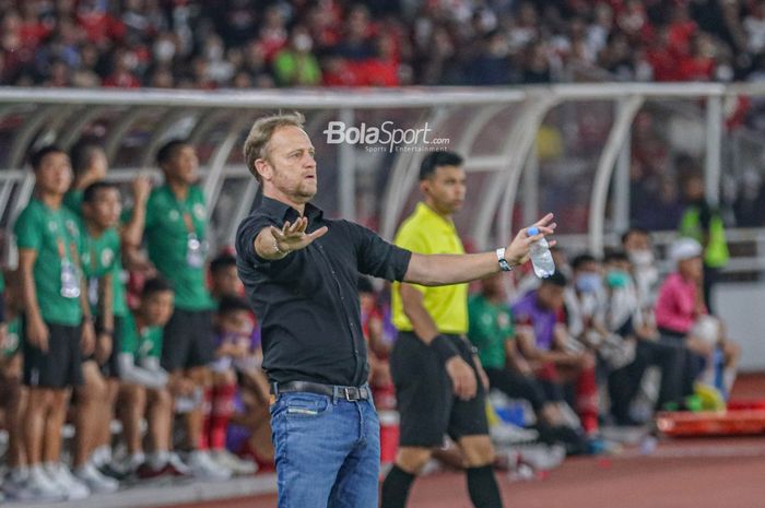 Pelatih timnas Thailand, Alexandre Polking, tampak sedang memberikan intruksi kepada para pemainnya saat berlaga pada Piala AFF 2022 di Stadion Utama Gelora Bung Karno, Senayan, Jakarta, 29 Desember 2022.