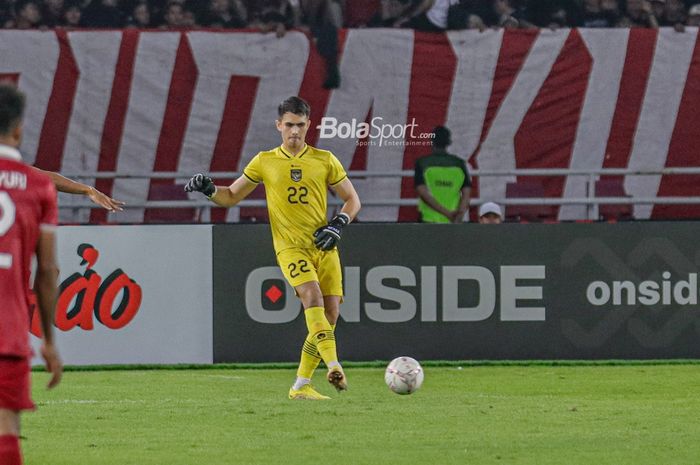 Kiper timnas Indonesia, Nadeo Argawinata, sedang mengoper bola saat berlaga pada Piala AFF 2022 di Stadion Utama Gelora Bung Karno, Senayan, Jakarta, 29 Desember 2022.