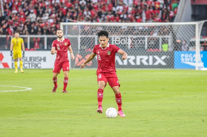 Pemain sayap kanan timnas Indonesia, Witan Sulaeman, sedang menguasai bola saat berlaga pada Piala AFF 2022 di Stadion Utama Gelora Bung Karno, Senayan, Jakarta, 29 Desember 2022.