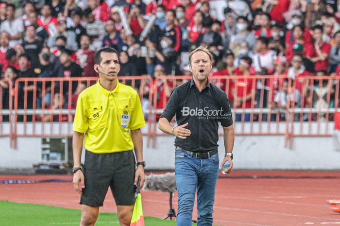 Pelatih timnas Thailand, Alexandre Polking (kanan), tampak sedang memberikan intruksi kepada para pemainnya saat berlaga pada Piala AFF 2022 di Stadion Utama Gelora Bung Karno, Senayan, Jakarta, 29 Desember 2022.