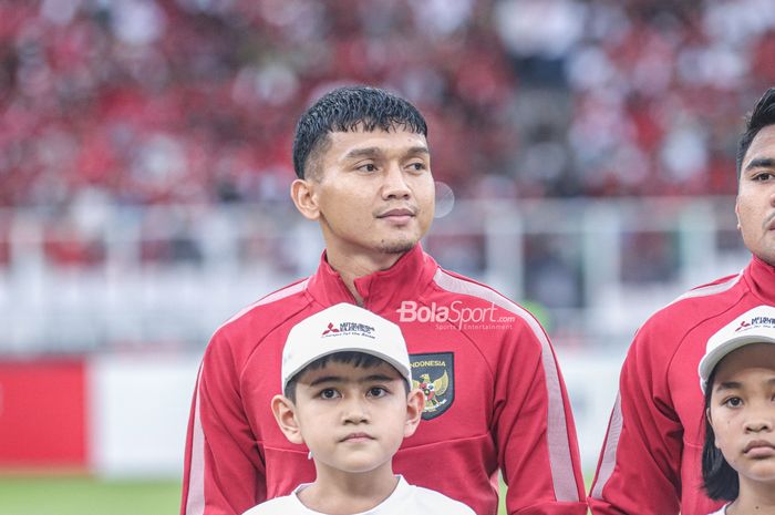 Penyerang timnas Indonesia, Dendy Sulistyawan, sedang berbaris jelang berlaga Piala AFF 2022 di Stadion Utama Gelora Bung Karno, Senayan, Jakarta, 29 Desember 2022.