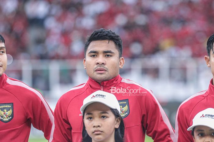 Bek sayap kanan timnas Indonesia, Asnawi Mangkualam Bahar, sedang berbaris jelang berlaga Piala AFF 2022 di Stadion Utama Gelora Bung Karno, Senayan, Jakarta, 29 Desember 2022.