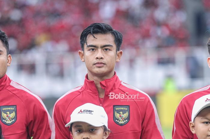 Bek sayap kiri timnas Indonesia, Pratama Arhan, sedang berbaris jelang berlaga Piala AFF 2022 di Stadion Utama Gelora Bung Karno, Senayan, Jakarta, 29 Desember 2022.