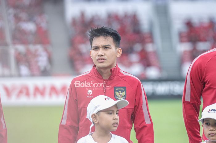 Pemain sayap kanan timnas Indonesia, Witan Sulaeman, sedang berbaris jelang berlaga Piala AFF 2022 di Stadion Utama Gelora Bung Karno, Senayan, Jakarta, 29 Desember 2022.