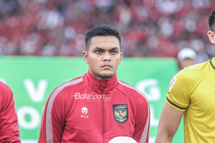 Pemain timnas Indonesia, Rachmat Irianto, sedang berbaris jelang berlaga Piala AFF 2022 di Stadion Utama Gelora Bung Karno, Senayan, Jakarta, 29 Desember 2022.