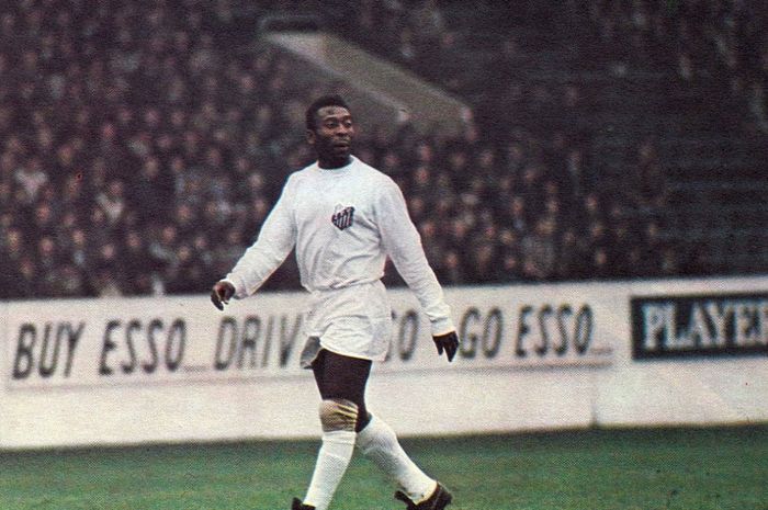 Potret Pele saat masih aktif bermain bersama Santos FC.