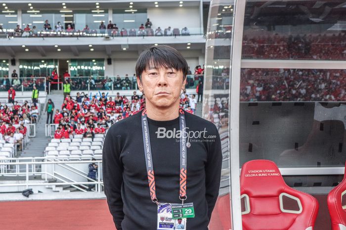 Pelatih timnas Indonesia, Shin Tae-yong, saat memantau para pemainnya berlaga pada Piala AFF 2022 di Stadion Utama Gelora Bung Karno, Senayan, Jakarta, 29 Desember 2022.